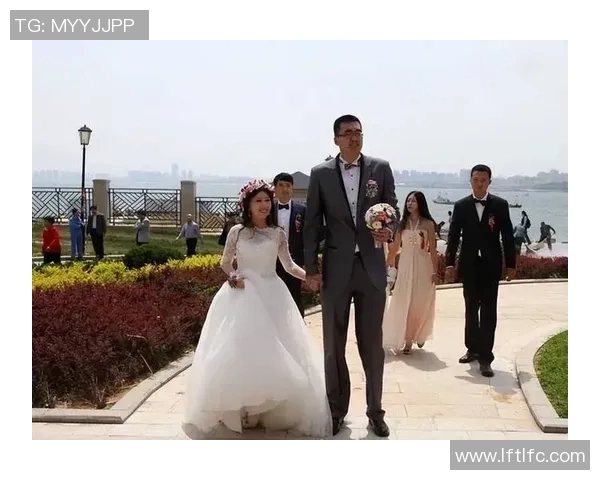 姚明在上海街头散步的悠闲时光与城市风景的完美融合