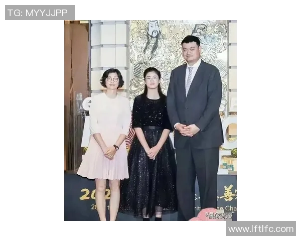 姚明妻子在篮球生涯中的支持与陪伴展现了爱情与事业的完美结合 姚明妻子在篮球生涯中的支持与陪伴展现了爱情与事业的完美结合
